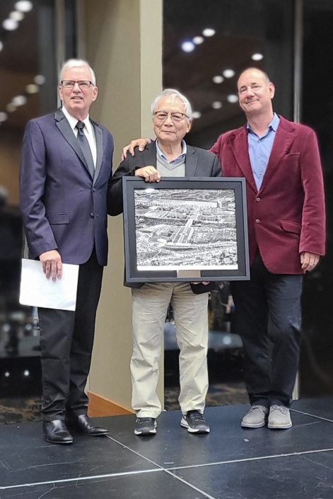 Dr. Xue receiving personalized Air Photo.